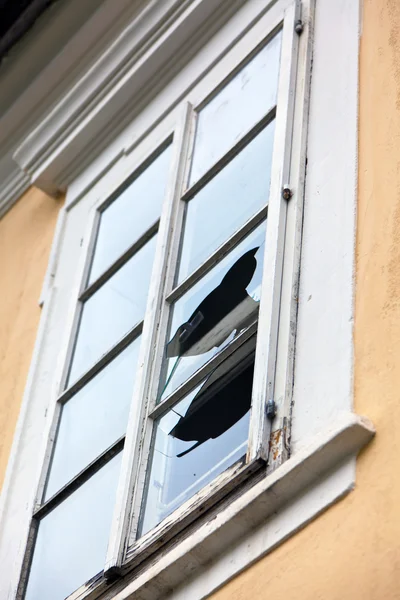 Rozbite okno okienka — Zdjęcie stockowe