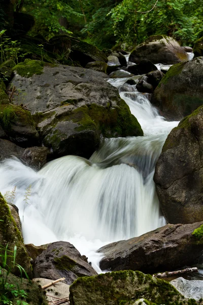 Stream in de bergen met water en stenen — Stockfoto