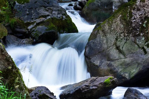 Bach in den Bergen mit Wasser und Steinen — Stockfoto