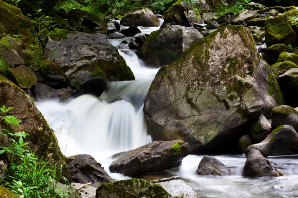 水と石と山のストリーム — ストック写真