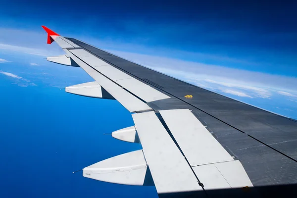 Egy utasszállító repülőgép szárnya — Stock Fotó