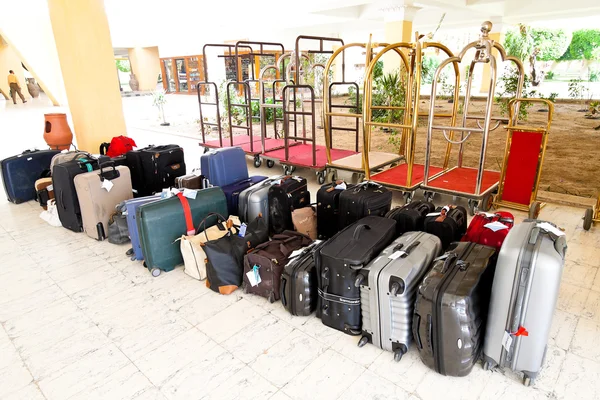 Bagagem e mala de um grupo turístico — Fotografia de Stock