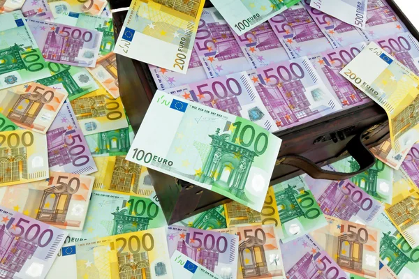 Klatki piersiowej z banknotów euro. finansowy kryzys, kryzys, dług. — Zdjęcie stockowe
