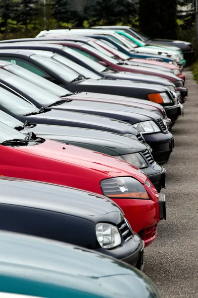 Begagnade bilar på auto återförsäljare. används bilen handel — Stockfoto