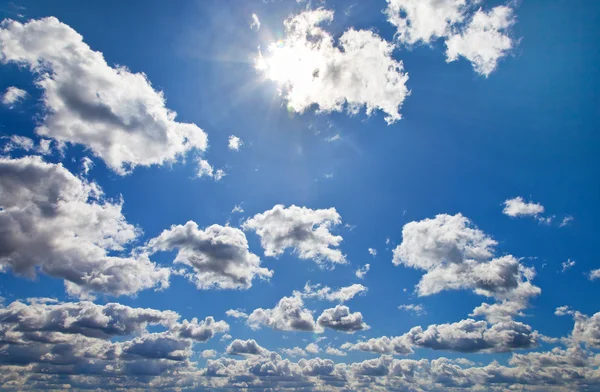 Céu azul com nuvens brancas como fundo — Fotografia de Stock
