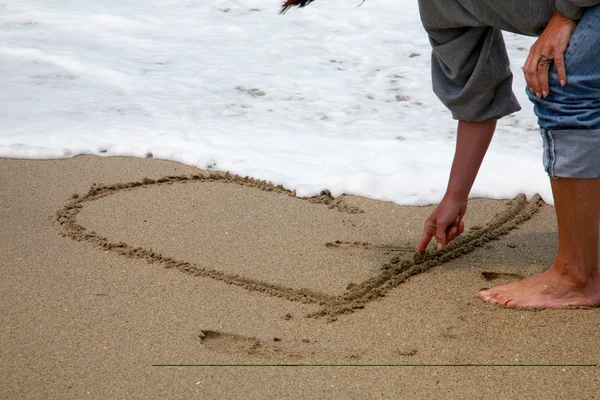 Wezen in liefde hart geschilderd op het strand — Stockfoto
