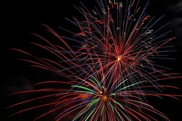 Fuochi d'artificio alla vigilia di anno nuovo e anno nuovo — Foto Stock