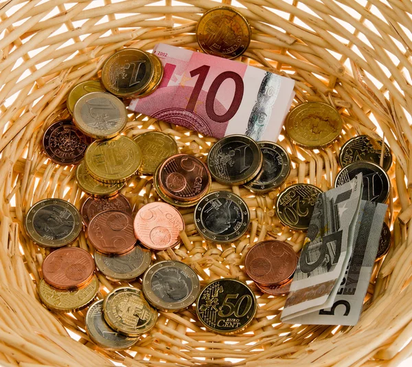 Кошик для збору пожертвувань. грошова пожертва в € — стокове фото
