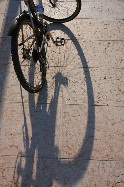 Bicicleta e sombra — Fotografia de Stock
