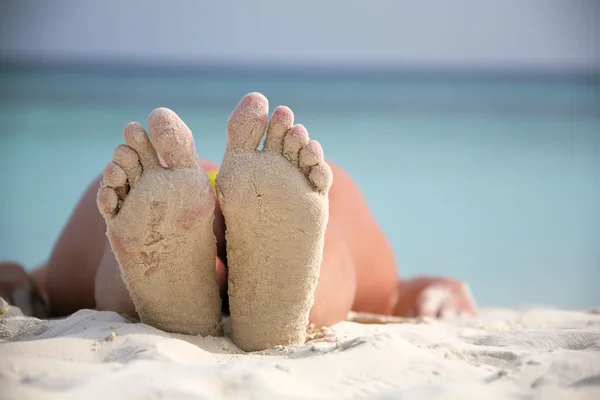 Piedi sulla spiaggia di sabbia — Foto Stock