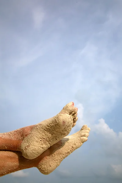 Nohy na písečné pláži — Stock fotografie
