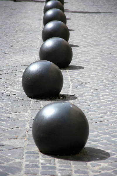 Железные шарики на булыжнике — стоковое фото