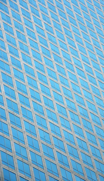 Moderne Fenêtres de bureaux reflétant d'autres bâtiments détail — Photo