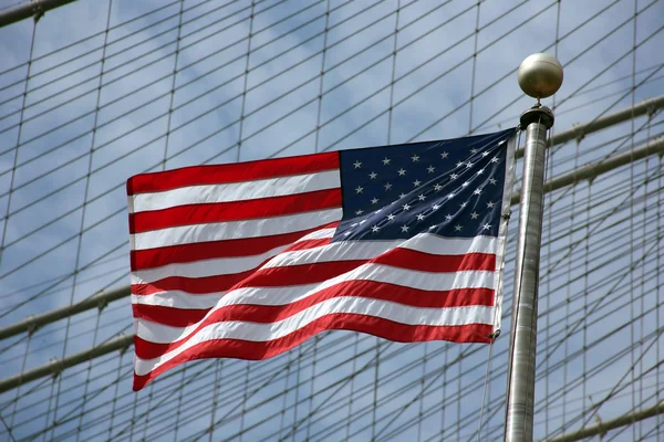 Lag dos Estados Unidos da América em frente ao prédio de escritórios . — Fotografia de Stock