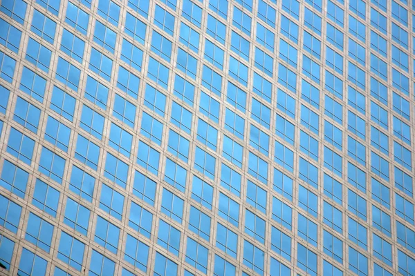 Moderne Fenêtres de bureaux reflétant d'autres bâtiments détail — Photo