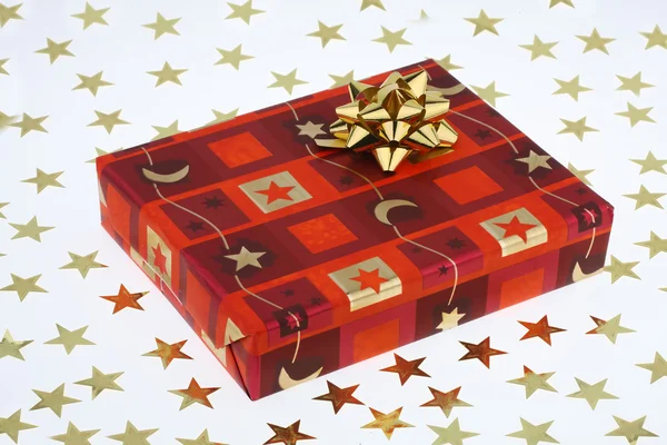 Kırmızı bir Noel hediyesi kutu — Stok fotoğraf