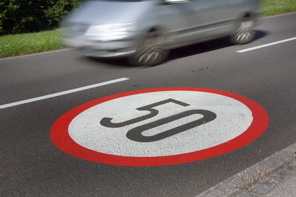 Limite de velocidade impresso no asfalto — Fotografia de Stock