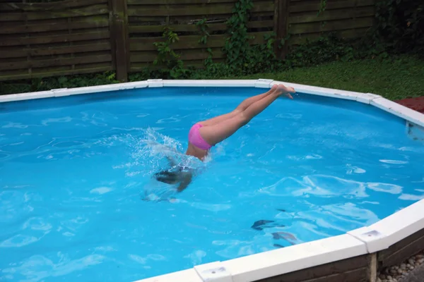 Springen naar het zwembad — Stockfoto