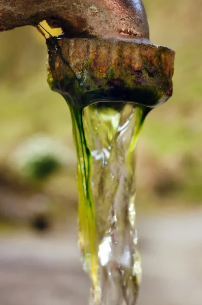 Water die voortvloeien uit oude pomp — Stockfoto
