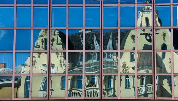 Old city hall is reflected in office building — Stock Photo, Image