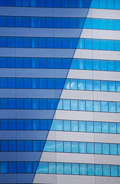 Fenster in einem modernen Bürogebäude — Stockfoto