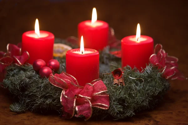 Adventní věnec s hořícími svíčkami — Stock fotografie