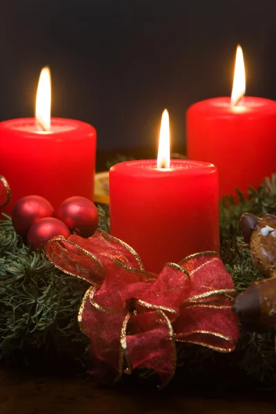 Guirlanda do Advento com velas acesas — Fotografia de Stock