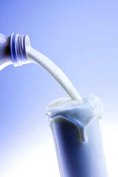 Versare il latte fresco cremoso in un bicchiere trasparente — Foto Stock