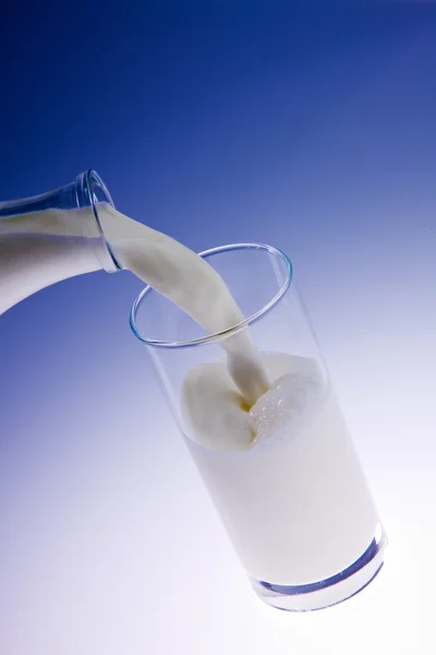 Verser du lait frais crémeux dans un verre transparent — Photo
