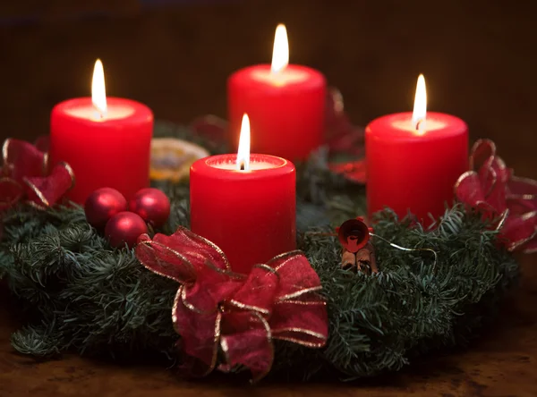 Adventskranz mit brennenden Kerzen — Stockfoto