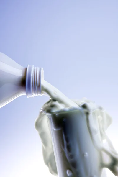 Saydam bir cam dökerek krem taze süt — Stok fotoğraf