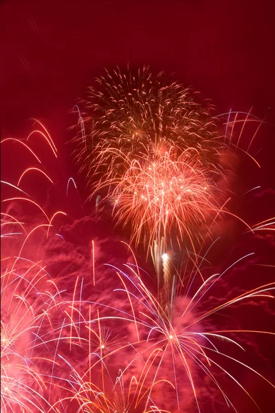 จรวดดอกไม้ไฟในท้องฟ้ากลางคืนในปีใหม่ — ภาพถ่ายสต็อก