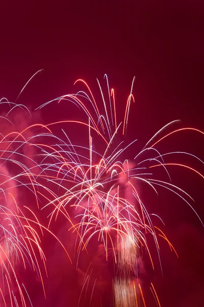 Ohňostroj raketa na noční obloze na nový rok ev — Stock fotografie