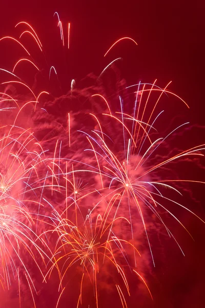 Fogo de artifício foguete no céu noturno em ev de Ano Novo — Fotografia de Stock
