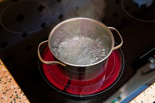 Spreco di energia per far bollire l'acqua — Foto Stock