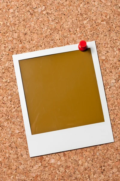 Foto polaroid vuota isolata sulla lavagna bianca — Foto Stock