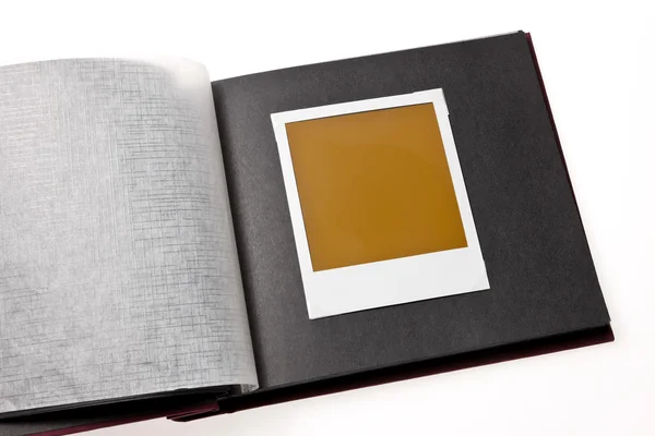 Geïsoleerde lege polaroid foto in fotoalbum — Stockfoto