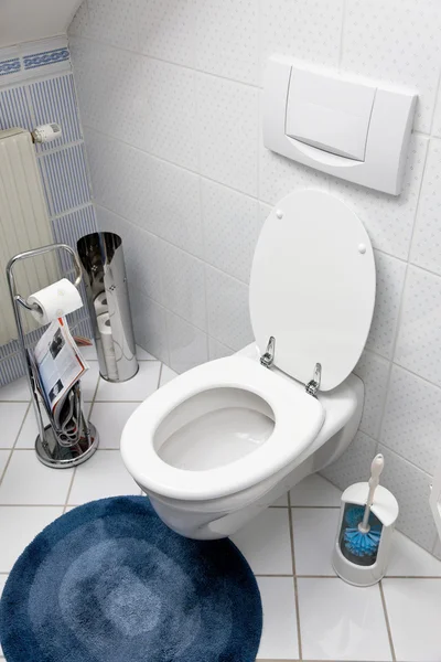 WC com assento de vaso sanitário — Fotografia de Stock