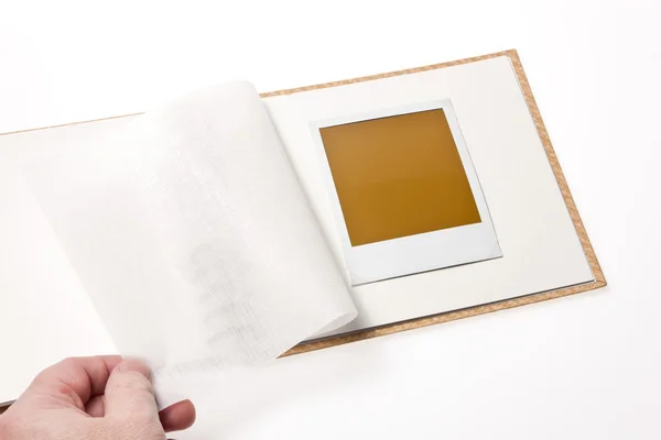 Foto polaroid en blanco aislado en álbum de fotos — Foto de Stock
