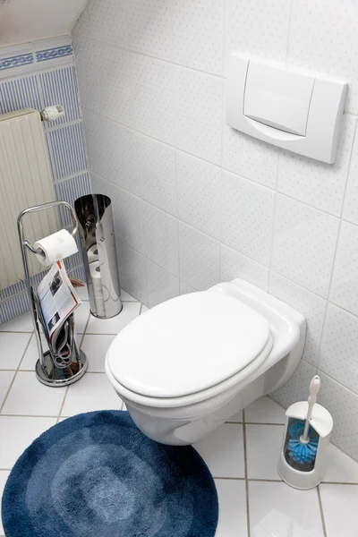 Toalettet med toalettsete er stengt – stockfoto