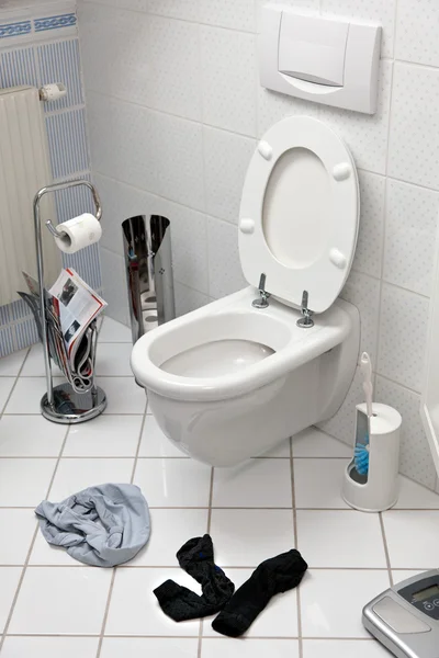 Проблемы в туалете каждый день, носки, нижнее белье — стоковое фото