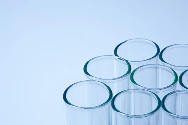 Laboratorium experimenteren in chemie lab met glasplaten — Stockfoto