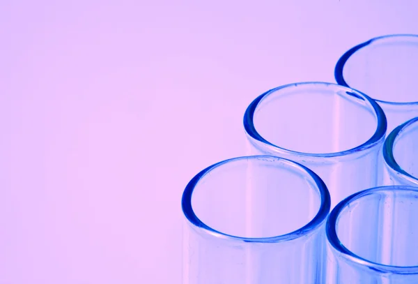 Laboratorium experimenteren in chemie lab met glasplaten — Stockfoto