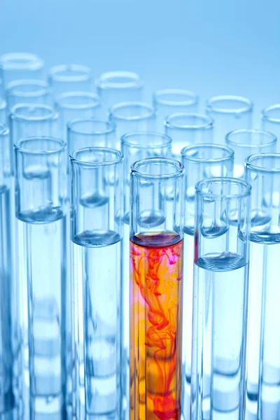 Laborversuch im Chemielabor mit Glas — Stockfoto