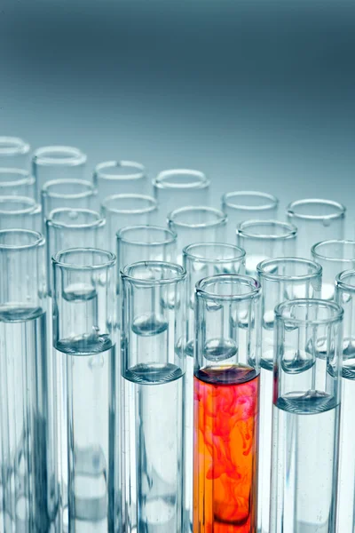 Laboratuvar Deney glasse ile kimya laboratuarında — Stok fotoğraf