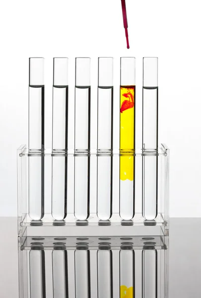 Tubo de ensaio para ensaio num laboratório químico — Fotografia de Stock