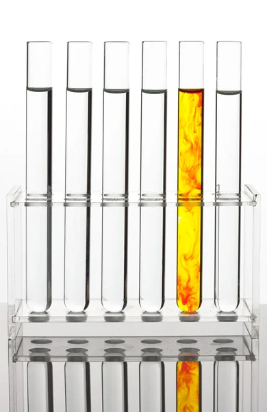 Tube à essai pour essais dans un laboratoire chimique — Photo