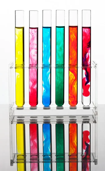Objectos de vidro de laboratório em laboratório — Fotografia de Stock