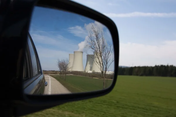 Refletindo no espelho lateral de um carro — Fotografia de Stock