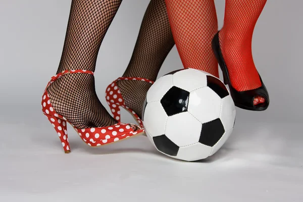 Сексуальна футбольна жінка з м'ячем — стокове фото